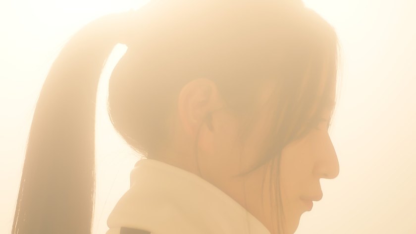 逆光のなかで撮影された人物のシルエット。2FRAME2が制作したTVCMのワンカット