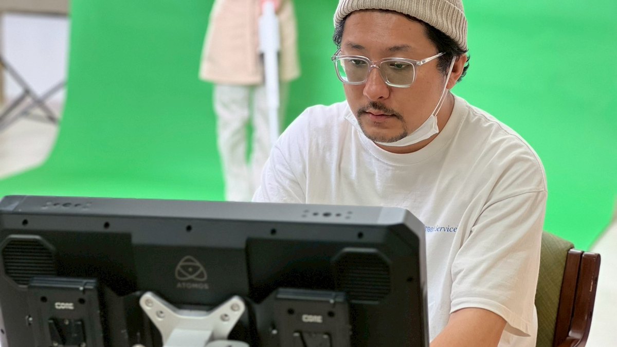 現場でモニターを見ながら演出を確認するディレクター